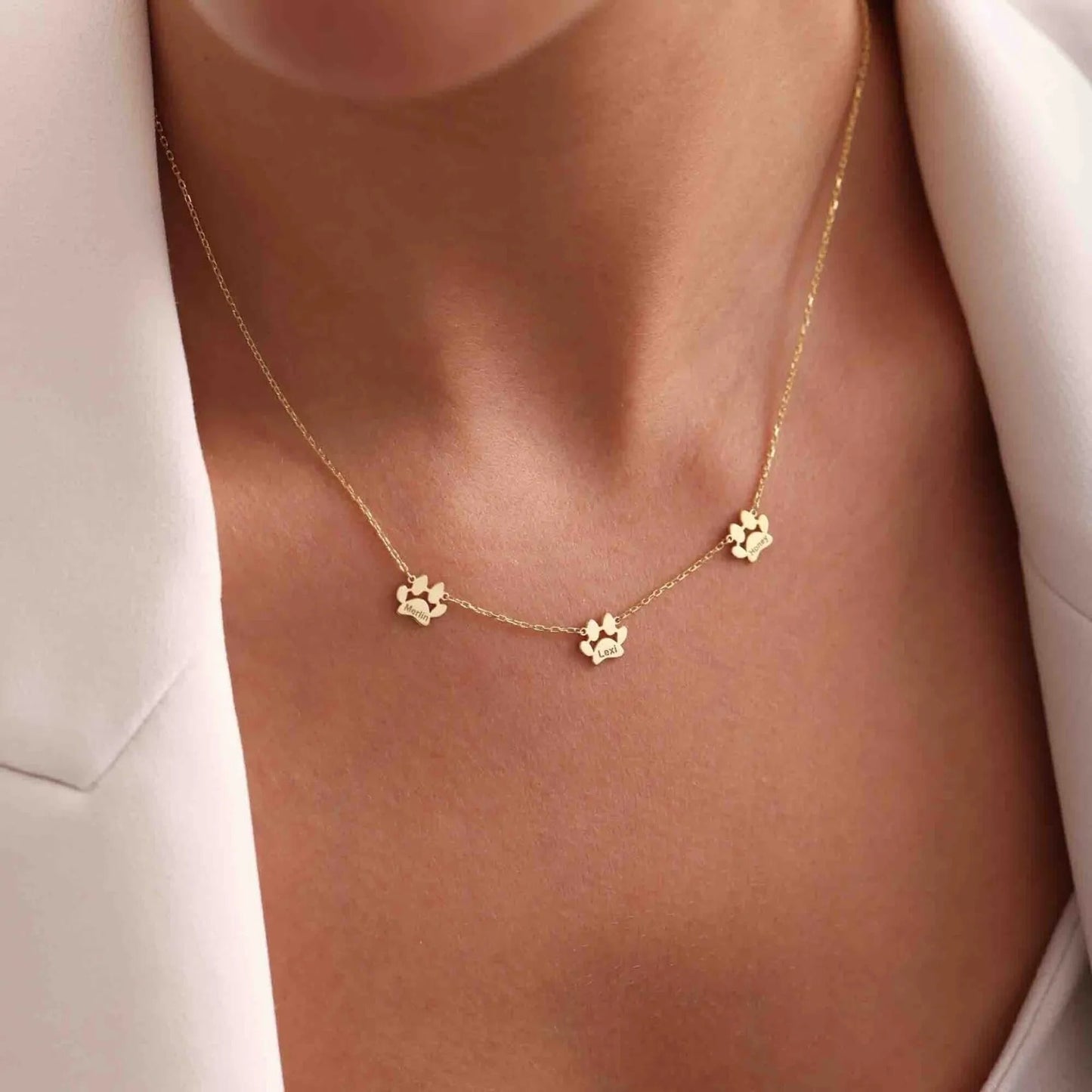 Collar personalizado con nombre y huellas separadas